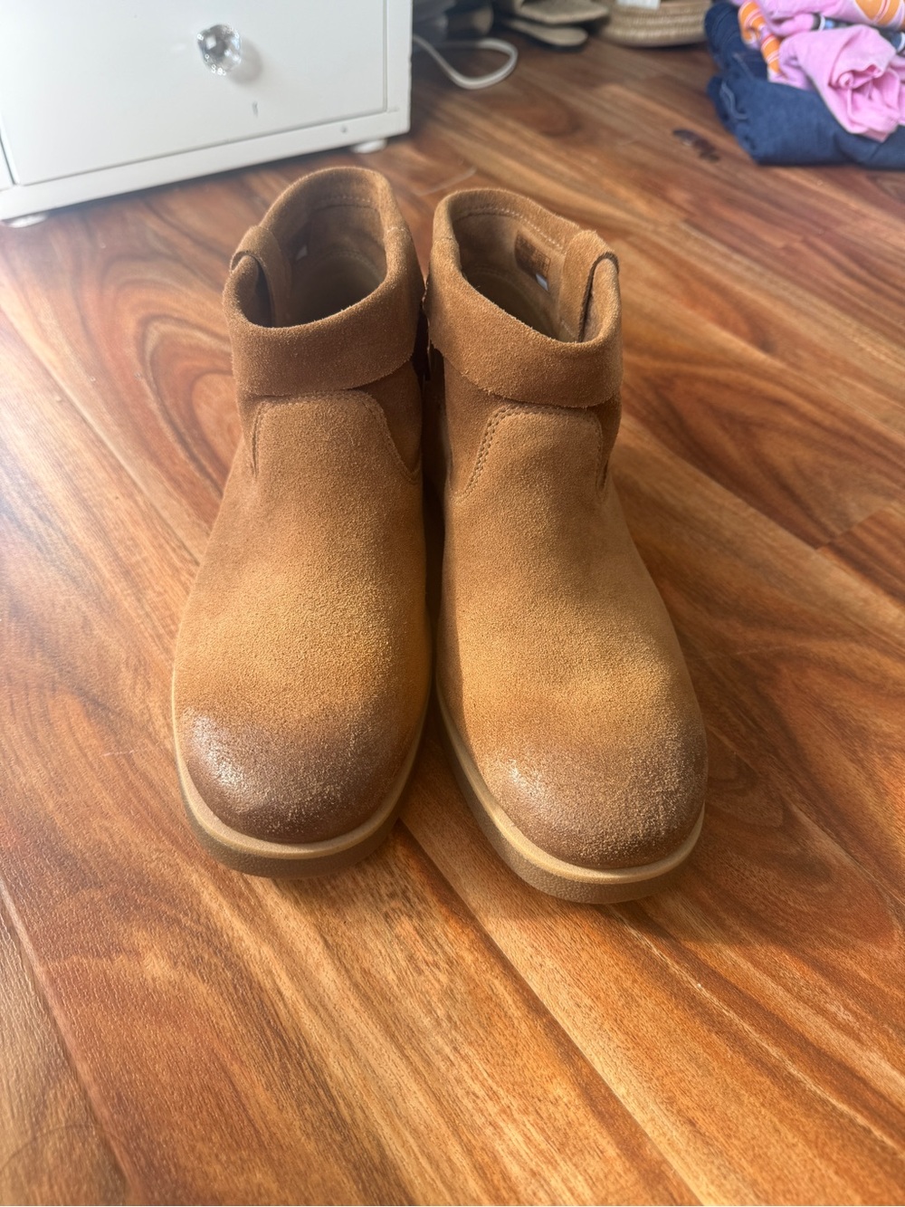 UGG Chestnut Suede Short Boot - Tan/Brown